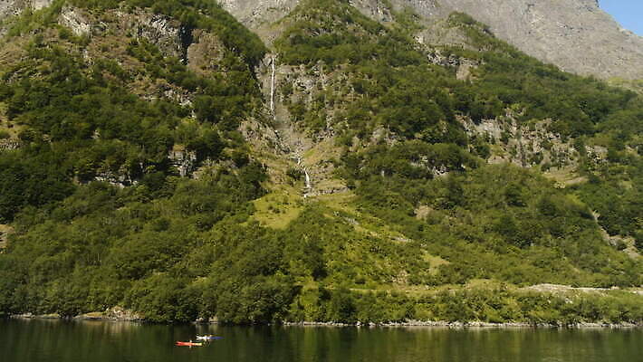 주간 나무 여행 자연 산 항해 노르웨이 사람없음 파란색 강 계곡 보트 숲 언덕 카누 노젓기 북쪽 스칸디나비아 피오르 4K MOV 해외동영상 클립영상 자연요소 식물 유럽 컬러 배_교통 모션 수상스포츠 방향 생태계 지형 동영상 파일형식