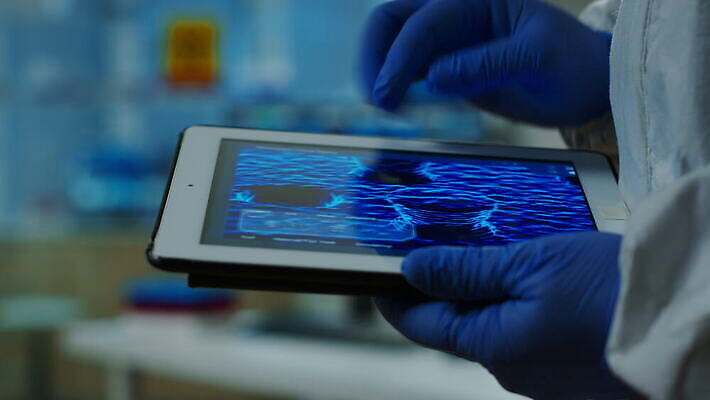 직업 과학 건강 실험 작업복 가면 정장 사람없음 사무실 알약 약 장비 의사 가리킴 작업 기술자 엔지니어 실험실 바이러스 닫기 어플리케이션 보호 보호장비 연구원 과학자 분석 동료 하이테크 미생물 개발 백신 화학물질 화학자 코로나바이러스 4K MOV 해외동영상 클립영상 옷 컨셉 비즈니스 의학 관계 모션 생물 기술 손짓 의료진 화학 동영상 학자 파일형식