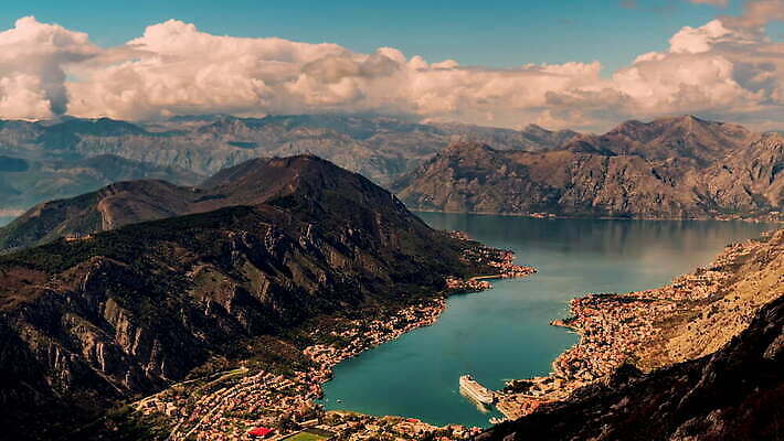 전통 유럽 호수 파도 바다 섬 여행 건축양식 자연 휴가 산 주택 파노라마 사람없음 야외 건물 물 파란색 태양 반사 마을 맑음 침묵 시간 만 보트 장면 타운 랜드마크 몬테네그로 옛날 4K 타임랩스 MOV 해외동영상 클립영상 자연요소 건축물 건축 나라 컬러 배_교통 날씨 촬영기법 소리 도시 생태계 동영상 파일형식