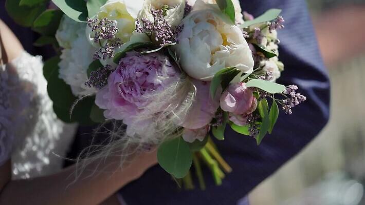 백인 라이프스타일 커플 드레스 여자 남자 꽃 행복 꽃다발 신랑 결혼 2 건축양식 가족 신혼부부 포옹 결혼식 남편 거리 사랑 사람 성인 야외 건물 여름 걷기 귀여움 산책 낭만 신혼여행 흰색 축하 도시 아내 가운 타운 MOV 해외동영상 클립영상 서양인 식물 건축물 부부 옷 계절 건축 감정 컬러 컨셉 관계 안기 모션 휴식 이벤트 생활 신혼 동영상 파일형식
