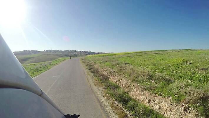도로 모래 여행 교통시설 자연 하늘 산 건조 사람없음 야외 햇빛 골짜기 운전 사막 수확 시골 뜨거움 황무지 중앙 위험 땅 지중해 언덕 사인 복고 화산 정사각형 먼지 신성 지역 분화구 동쪽 굴곡 생태학 이스라엘 팔레스타인 필터 1인칭시점 4K MP4 해외동영상 클립영상 도형 시선 교육 길 바다 교통 컨셉 농업 중동 모션 태양 방향 시설 생태계 동영상 서아시아 파일형식