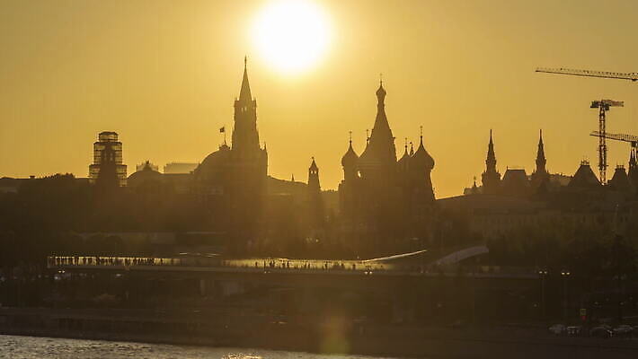 공원 여행 자동차 전등 사람없음 강 햇빛 태양 성당 탑 맑음 황혼 일몰 새벽 센터 군중 저녁 러시아 바질 빛망울 랜드마크 모스크바 크렘린궁전 4K 타임랩스 MOV 해외동영상 클립영상 자연요소 건축물 공공시설 유럽 육상교통 종교건축 날씨 조명 촬영기법 사람 빛 노을 궁전 야간 동영상 크렘린 파일형식