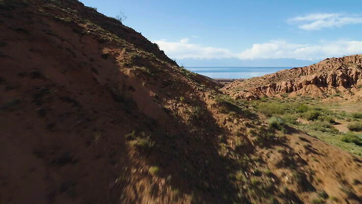 도로 호수 모래 로우앵글 여행 오렌지 자연 하늘 동화 산 건조 안테나 사람없음 빨간색 파란색 모래사장 컬러풀 골짜기 맑음 사막 모래언덕 언덕 속도 산등성이 점토 암초 사암 드론 랜드마크 키르기스스탄 4K MOV 해외동영상 클립영상 길 바다 뷰포인트 컬러 과일 통신 교통시설 날씨 돌_바위 생태계 동영상 중앙아시아 파일형식