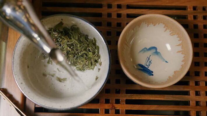 전통 문화 음료 탁자 건조 주류 건강 동양인 사람없음 초록색 물 뷰티 일본 중국 수확 뜨거움 도자기 사발 붓기 맛 수증기 녹차 오브젝트 서빙 머리위 청동 동쪽 주인 우롱차 캡모자 투입 MOV 해외동영상 클립영상 자연요소 모자_잡화 아시아 컬러 가구 컨셉 농업 모션 인종 차_음료 사기그릇 방향 동영상 파일형식