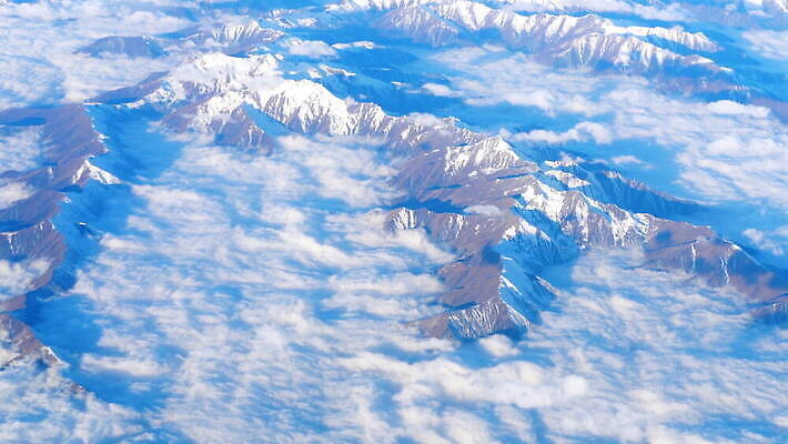 여행 창문 교통시설 하늘 날씨 산 비행기 안테나 미술 사람없음 중국 분위기 항공 제트기 엔진 대패 로키산맥 수평선 4K MOV 해외동영상 클립영상 아시아 교통 컨셉 통신 항공교통 문화예술 대중교통 시설 동영상 파일형식