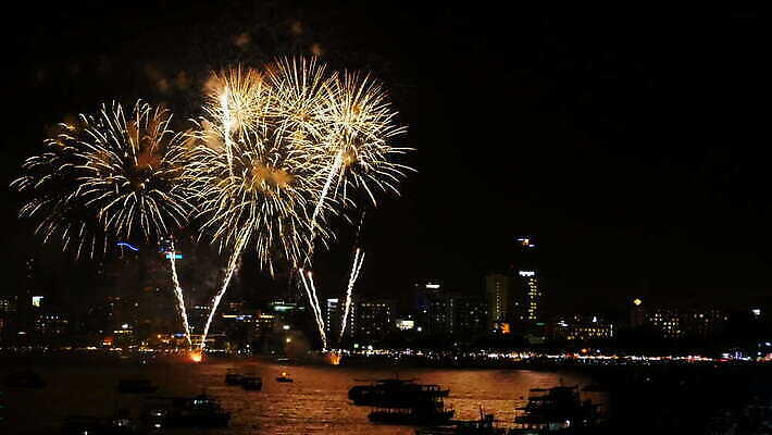기념일 바다 백그라운드 파타야 하늘 추상 휴가 불꽃 새해 기념 폭죽 불꽃놀이 이벤트 사람없음 물 컬러풀 파티 크래커 검은색 축제 로켓 축하 도시 보트 야간 큼 폭발 폭발물 쇼 광 진짜 카운트다운 4K MOV 해외동영상 클립영상 자연요소 무기 컬러 컨셉 무늬 배_교통 태국 놀이 불 쿠키 크기 동영상 파일형식