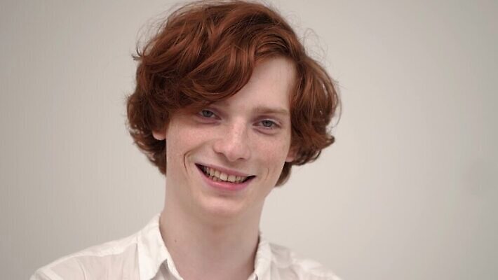 백인 모델 1 라이프스타일 헤어스타일 남자 행복 감정 얼굴 포즈 생각 실내 한명 미소 사람 성인 청춘 유행 표현 화려 우아함 이발 성실 생강 고립 혼자 스타일 MP4 해외동영상 슬로모션 클립영상 서양인 컨셉 채소 촬영기법 표정 내부 생활 신체부위 동영상 파일형식