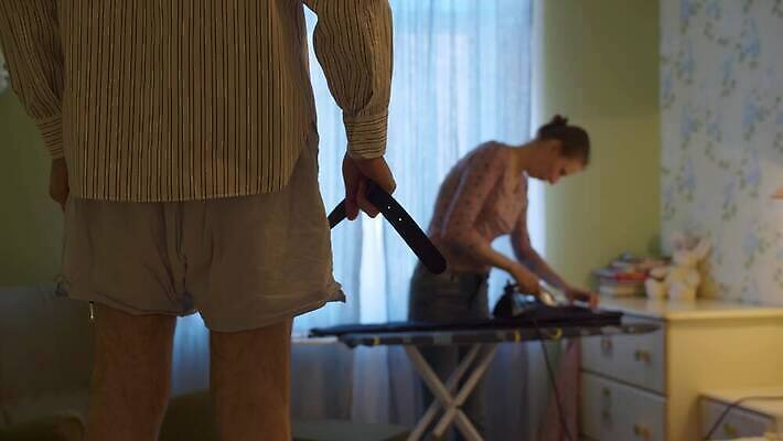 백인 커플 옷 여자 결혼 바지 가족 관계 남편 주택 실내 관리 한명 사람 정장 성인 내부 두명 방 장비 아내 작업 뜨거움 폭력 좌절 철 문제 다리미질 소셜 이슈 4K MP4 해외동영상 클립영상 서양인 1 감정 컨셉 하의 이벤트 건물 사회이슈 동영상 파일형식