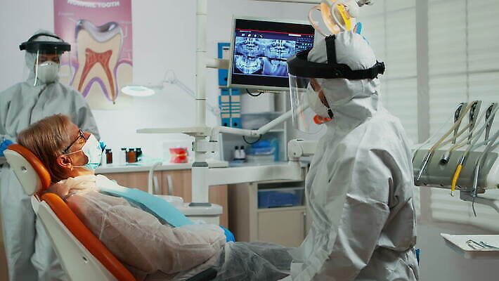 직업 얼굴 컨셉 엑스레이 치과 병원 작업복 말하기 가면 정장 사무실 약 장비 환자 의사 도구 입 바이러스 치아 보호 보호장비 치과의사 예방 방패 위생관리 치아교정 코로나바이러스 뉴노멀 4K 구강학 MOV 해외동영상 클립영상 옷 비즈니스 의학 모션 관리 신체부위 경제 의료진 소화기관 교정 동영상 파일형식