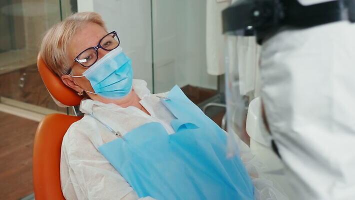 직업 얼굴 컨셉 치과 병원 작업복 말하기 가면 정장 사무실 약 장비 환자 의사 도구 입 바이러스 닫기 치아 보호 보호장비 치과의사 예방 방패 위생관리 치아교정 코로나바이러스 뉴노멀 4K 구강학 MOV 해외동영상 클립영상 옷 비즈니스 의학 모션 관리 신체부위 경제 의료진 소화기관 교정 동영상 파일형식