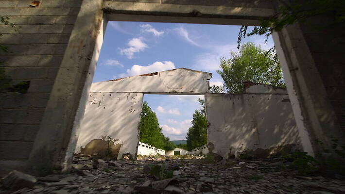 유럽 산업 백그라운드 건축양식 공장 하늘 지붕 주택 사람없음 건물 어둠 수확 시골 도시 큼 버리기 폐허 지역 그런지 깨짐 마케도니아 소비에트 옛날 콘크리트 파멸 비어있는 4K MOV 해외동영상 클립영상 건축물 건축 나라 컨셉 농업 공업 모션 크기 동영상 파일형식 소멸 남유럽