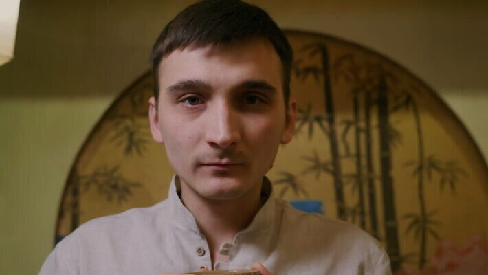 전통 남자 행복 문화 얼굴 음료 컨셉 휴식 따뜻함 건강 한명 사람 동양인 성인 컵 일본 중국 기쁨 마시기 뜨거움 도자기 액체 사발 의식 닫기 맛 상쾌 향기 냄새 향 주인 우롱차 MOV 해외동영상 클립영상 1 식기 감정 아시아 모션 인종 신체부위 차_음료 사기그릇 동영상 파일형식