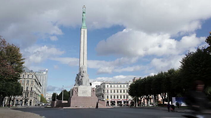 나무 공원 유럽 벽 조각 건축양식 하늘 벽돌 거리 주택 사람 사람없음 건물 초록색 파란색 자유 도시 보행자 역사 보행로 물개 심볼 속도 청동 타운 천연기념물 공화국 라트비아 리가 옛날 타임랩스 MOV 해외동영상 클립영상 식물 건축물 공공시설 건축 나라 길 컬러 컨셉 포유류 촬영기법 북유럽 바다동물 동영상 파일형식