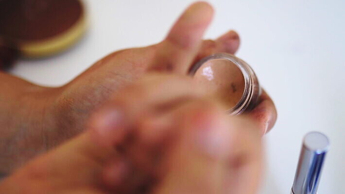 손 여자 컬러 백그라운드 가방 장신구 그림자 성인 빨간색 컬러풀 뷰티 유행 페인트 화장품 거울 립스틱 흰색 붓 화려 닫기 상품 가루 피부 책상 오브젝트 준비 만들기 아이섀도 돌봄 스타일 4K MOV 해외동영상 클립영상 잡화 가구 컨셉 모션 사람 신체부위 동영상 파일형식