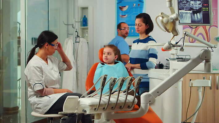 모델 직업 어린이 엄마 건강 치과 병원 대화 설명 약 장비 시험 환자 간호사 의사 도구 붓 입 가르침 치아 플라스틱 캐비닛 치과의사 방문 보여주기 턱 돌봄 위생관리 치아교정 치통 4K 구강학 MOV 해외동영상 클립영상 교육 의학 가족 모션 재질 관리 말하기 사람 신체부위 의료진 소화기관 질병 사물함 교정 동영상 파일형식