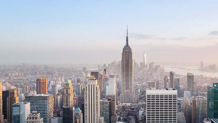 건축양식 하늘 사람없음 야외 관광지 고층빌딩 저녁 뉴욕 미국문화 스카이라인 맨해튼 빛망울 개발 랜드마크 패닝샷 수평선 4K 타임랩스 MOV 해외동영상 클립영상 건축 여행 촬영기법 빌딩 빛 미국 야간 서양문화 동영상 파일형식