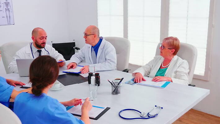 직업 과학 통신 회의 협력 설계 직장 실내 건강 병원 대화 앉기 치료 노트북 컴퓨터 사무실 약 건강관리 방 간호사 의사 타이핑 기록 작업 발표 그룹 토론 책상 돌봄 브레인스토밍 4K MOV 해외동영상 클립영상 가구 컨셉 회사 비즈니스 의학 모션 관리 말하기 내부 전자제품 의료진 동영상 파일형식