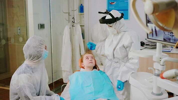 어린이 엄마 조명 엑스레이 건강 치과 병원 작업복 대화 설명 사무실 장비 시험 환자 간호사 의사 도구 램프 바이러스 치아 보호장비 준비 치과의사 예방 방문 틀니 치아교정 치통 코로나바이러스 뉴노멀 4K 구강학 MOV 해외동영상 클립영상 옷 교육 비즈니스 의학 가족 모션 말하기 사람 경제 의료진 소화기관 질병 교정 동영상 파일형식