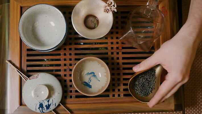 전통 아시아 문화 음료 컨셉 동양인 사람없음 컵 빨간색 초록색 물 일본 중국 장비 기구 뜨거움 사발 붓기 정상 찻잔 찻주전자 녹차 허브 준비 머리위 주인 우롱차 비어있는 MOV 해외동영상 클립영상 자연요소 식물 식기 나라 컬러 모션 주전자 잔 인종 차_음료 사기그릇 동영상 파일형식