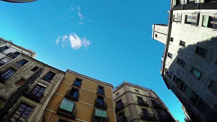 전통 디자인 외관 유럽 여행 비즈니스 건축양식 하늘 거리 주택 사람없음 건물 파란색 도시풍경 도시 중세 역사 스페인 정상 회전 정사각형 지역 타운 바르셀로나 로스앤젤레스 랜드마크 옛날 4K MP4 해외동영상 클립영상 도형 건축물 건축 나라 컬러 풍경 미국 동영상 파일형식