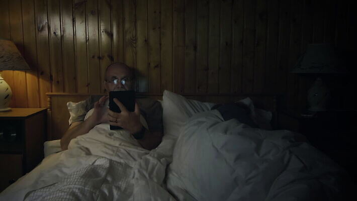 백인 라이프스타일 커플 여자 남자 결혼 인터넷 통신 가족 관계 남편 휴식 주택 함께함 실내 사랑 사람 두명 빛 알약 디지털 침실 회색 침대 아내 잠 야간 은퇴 읽기 긴장 온라인 거짓말 불면증 옛날 정확 4K MOV 해외동영상 클립영상 자연요소 서양인 감정 컬러 가구 컨셉 모션 이벤트 내부 건물 생활 약 질병 동영상 파일형식