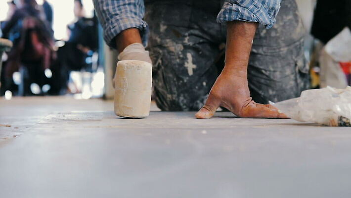 직업 산업 표면 노동자 바닥 실내 사람 사람없음 내부 건물 쌓기 장비 건설현장 공구 고리 보행로 수리 망치 타일 시멘트 정리 개발 건축업자 공예가 넣기 미장 석고 석공 콘크리트 MOV 해외동영상 클립영상 건축물 건축 길 모션 건설업 도구 동영상 파일형식