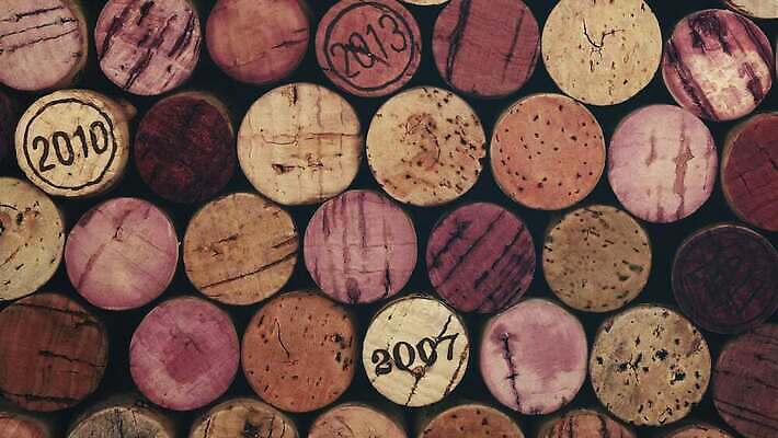 음료 컬러 백그라운드 패턴 사람없음 빨간색 컬러풀 갈색 쌓기 와인 여러개 수확 마개 닫기 플러그 전기에너지 미끄럼틀 수집 연도 질감 코르크 갸우뚱 흙더미 내추럴 옛날 줄서기 중고 많음 4K MP4 해외동영상 클립영상 다수 컨셉 무늬 농업 모션 주류 흙 에너지 뚜껑 놀이기구 동영상 파일형식 더미