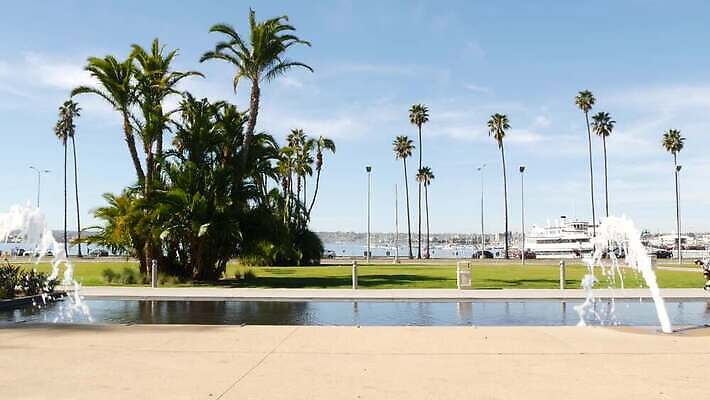 공원 요트 거리 잔디 사람없음 도시풍경 야자수 항구 미국 도시 보트 센터 도심 분수 해안도시 캘리포니아 포트 구역 산티아고 4K MP4 해외동영상 클립영상 나무 식물 공공시설 북아메리카 배_교통 교통시설 풍경 동영상 파일형식