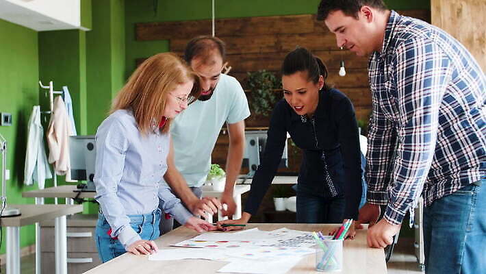 백인 직업 여자 남자 행복 회사 비즈니스 통신 모션 회의 아이디어 직장 실내 성인 옆모습 사무실 방 듣기 작업 비즈니스맨 비즈니스우먼 발표 중앙 토론 동료 회의실 경영자 긍정 책임자 경영 브레인스토밍 4K MOV 해외동영상 클립영상 서양인 감정 뷰포인트 컨셉 관계 사람 내부 직장인 리더 동영상 파일형식