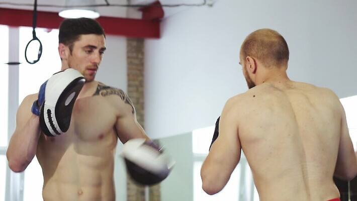 직업 라이프스타일 남자 스포츠 운동화 신체 근육 건강 두명 운동 힘 권투 펀치 수비 결심 집중 연습 준비 싸움 근육질 챔피언 킥복싱 자극 종합격투기 4K MOV 해외동영상 클립영상 신발 컨셉 모션 사람 생활 격투기 몸매 동영상 파일형식