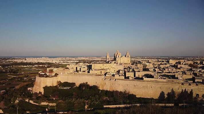 유럽 벽 여행 하늘 사람없음 도시풍경 도시 중세 역사 지중해 몰타섬 MP4 해외동영상 클립영상 나라 바다 섬 풍경 몰타 동영상 파일형식