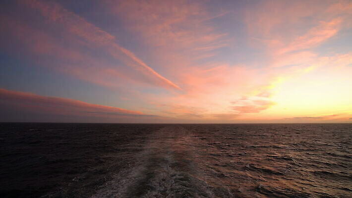 구름 파도 바다 여행 휴가 따뜻함 사람없음 여름 햇빛 태양 일몰 관찰 보트 대서양 서쪽 수평선 4K MOV 해외동영상 클립영상 자연요소 계절 배_교통 모션 노을 방향 동영상 파일형식