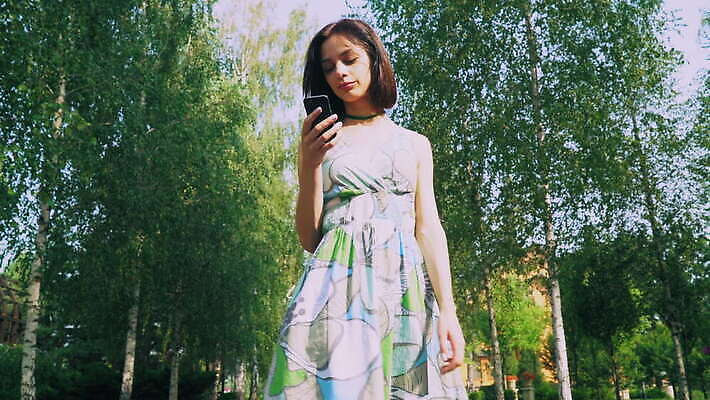 공원 행복 이동 장신구 통신 자연 모바일 휴가 갈색머리 한명 사람 야외 장식 빛 스마트폰 태양 뷰티 산책 기쁨 메시지 뉴스 무선전화기 전화기 날씬함 읽기 손목시계 느림 팬던트 4K MOV 해외동영상 클립영상 자연요소 1 헤어스타일 공공시설 감정 시계 컨셉 모션 휴식 핸드폰 스마트기기 몸매 생태계 동영상 파일형식