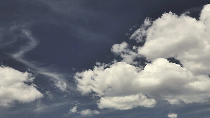 구름 컬러 백그라운드 자연 하늘 날씨 풍경 사람없음 야외 가로 여름 파란색 빛 햇빛 태양 우주 환경 흰색 전원 분위기 장면 천국 솜털 스카이라인 내추럴 오존 적란운 천창 유일 타임랩스 MOV 해외동영상 클립영상 자연요소 계절 컨셉 촬영기법 전기에너지 생태계 동영상 파일형식 구름_자연