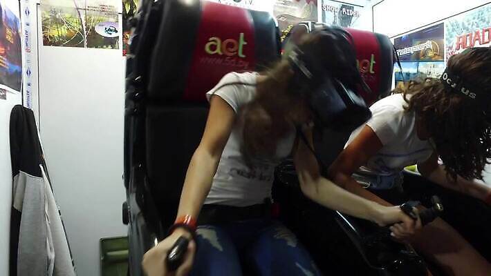 라이프스타일 응시 산업 안경 어린이 컨셉 2 미래 고글 기술 미소 웃음 사람 소년 두명 3D 디지털 헤드폰 놀람 장비 게임 체험 균열 승차 무서움 비전 동영상 혁명 비명 소프트웨어 가상 가상현실 현실 4K MP4 해외동영상 클립영상 시선 잡화 남자 감정 음향기기 모션 놀이 표정 생활 디지털합성 파일형식