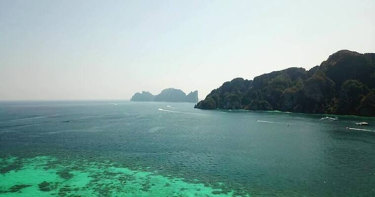 나무 아시아 모래 파도 바다 컬러 섬 여행 요트 태국 자연 하늘 휴가 열대 산 안테나 사람없음 초록색 물 파란색 야자수 만 보트 산호 언덕 마야 항공촬영 드론 터키석 파라다이스 푸켓 그리너리 4K MP4 해외동영상 클립영상 자연요소 식물 나라 뷰포인트 배_교통 통신 자포동물 보석 생태계 마야문명 동영상 파일형식 트랜드컬러