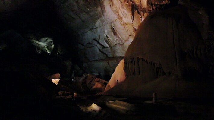 모자 응시 공원 지구 벽 여행 자연 바람 휴가 산 실내 그림자 미소 사람 성인 사람없음 여행객 걷기 탐험 바위 손전등 시간 구멍 역사 동굴 지하 내추럴 석회암 옛날 종유석 지질 지질학 MOV 해외동영상 클립영상 자연요소 시선 잡화 공공시설 교육 모션 날씨 조명 표정 내부 암석 돌_바위 생태계 동영상 파일형식