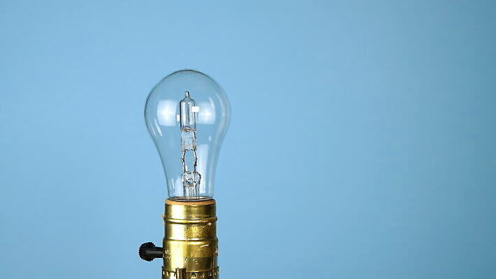 백인 손 남자 전구 손가락 유리 사람없음 빛 힘 장비 에너지 금지 나사 램프 잡기 보호 오브젝트 백열등 빛망울 유럽연합 텅스텐 효율 4K MOV 해외동영상 클립영상 서양인 컨셉 모션 재질 조명 사람 신체부위 공구 원소 동영상 파일형식