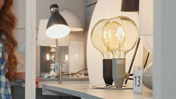 라이프스타일 여자 가구 전구 조명 한명 내부 빛 세일 상점 등불 램프 구매 상품 고객 생태계 4K MOV 해외동영상 클립영상 1 생활용품 사람 생활 쇼핑 동영상 파일형식