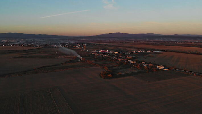 계절 유럽 여행 잎 밭 자연 하늘 아침 불 주택 건조 안테나 파노라마 풍경 초원 사람없음 여름 컬러풀 햇빛 농경지 마을 일출 환경 정원 계곡 수확 가을 시골 오염 연기 땅 언덕 타운 내추럴 드론 생태학 화상 4K MOV 해외동영상 클립영상 주간 자연요소 식물 교육 나라 컬러 농업 통신 촬영기법 건물 태양 농장 노을 도시 상처 생태계 동영상 파일형식