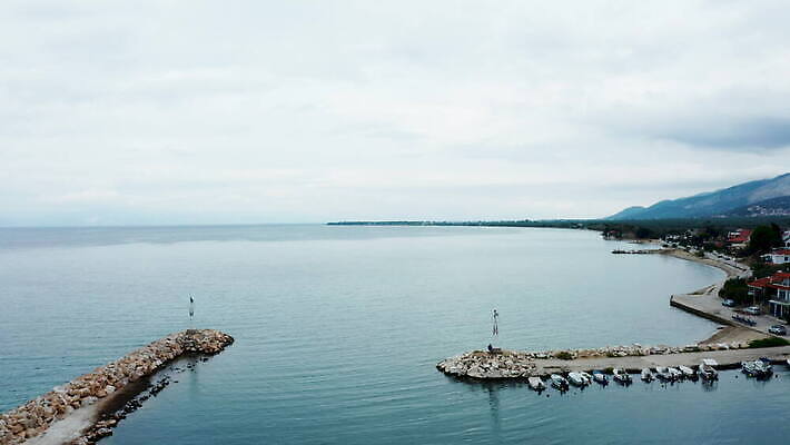 바다 여행 요트 낚시 안테나 풍경 사람없음 물 파란색 컬러풀 항구 산책로 만 보트 역사 재산 숲 땅 지중해 그림 포트 타운 동쪽 나루 드론 옛날 4K MOV 해외동영상 클립영상 자연요소 길 컬러 배_교통 통신 교통시설 레저 금융 도시 방향 동영상 파일형식