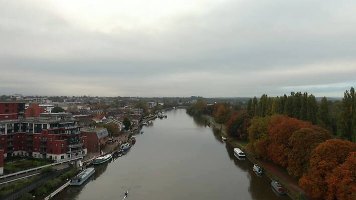나무 계절 유럽 여행 잎 교통시설 자연 하늘 아침 영국 풍경 사람없음 건물 물 강 도시풍경 햇빛 일출 맑음 가을 도시 보트 수로 운하 스카이라인 동영상 드론 옛날 채널 스코틀랜드 4K MOV 해외동영상 클립영상 주간 자연요소 식물 건축물 나라 교통 배_교통 날씨 태양 노을 시설 생태계 파일형식