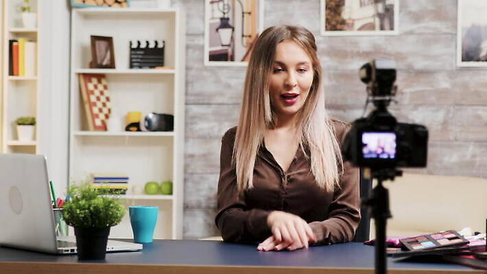 직업 라이프스타일 여자 얼굴 인터넷 주택 실내 미소 뷰티 유행 카메라 디지털 촬영 웹 화장품 장비 정보 업무 네트워크 방송 온라인 동영상 블로거 블로그 소셜 생존 스타일 크리에이터 1인미디어 4K MOV 해외동영상 클립영상 표정 사람 내부 건물 생활 신체부위 전자제품 작업 파일형식