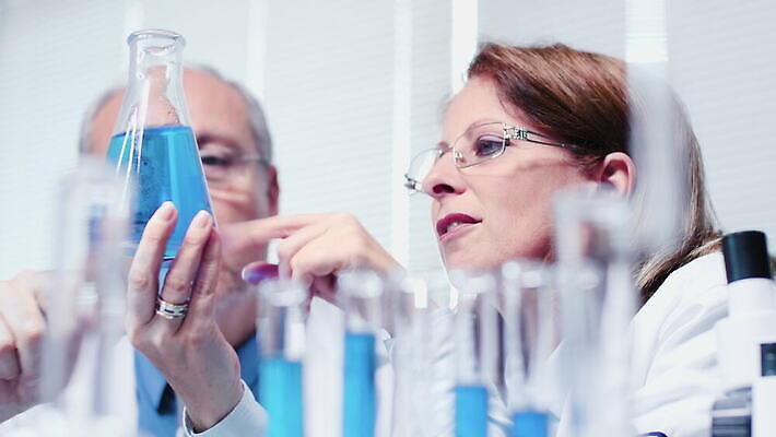 직업 여자 남자 산업 과학 건강 현미경 실험 사람 사람없음 스터디 컴퓨터 약 스크린 장비 의사 코트 업무 작업 그룹 센터 실험실 연구원 과학자 분석 시설 생물학 튜브 공학 발견 조제 개발 돌봄 백신 유전 화학자 4K MOV 해외동영상 클립영상 교육 컨셉 의학 모션 실험기구 전자제품 학습 외투 의료진 만들기 동영상 학자 파일형식