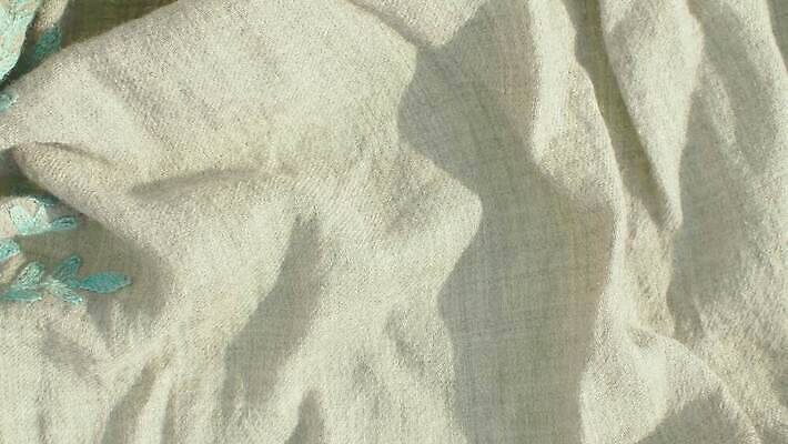 디자인 컬러 백그라운드 패턴 모션 표면 추상 사람없음 장식 파란색 회색 수확 직물 면 주름 실 닫기 천 묘사 질감 부드러움 자수 섬유 느림 짜임 내추럴 얇은 현실 4K MOV 해외동영상 클립영상 무늬 농업 감각 동영상 파일형식