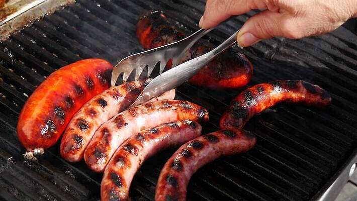 음식 육류 돼지고기 요리 사람없음 야외 식사 튀김 뜨거움 소시지 그릴 바비큐 굽기 먹기 훈제 스페인어 초리조 4K MP4 해외동영상 클립영상 식재료 모션 주방용품 가공식품 구이 동영상 파일형식