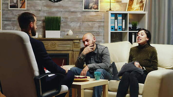 백인 직업 커플 여자 남자 지도 가족 관계 결혼식 남편 스트레스 대화 사람 앉기 성인 소파 사무실 외침 모임 분노 아내 충돌 상담 문제 곤란 때리기 정신과의사 치료사 헬프 심리치료 4K MOV 해외동영상 클립영상 서양인 감정 결혼 의자 비즈니스 모션 말하기 치료 소리 의사 도움 동영상 심리 파일형식