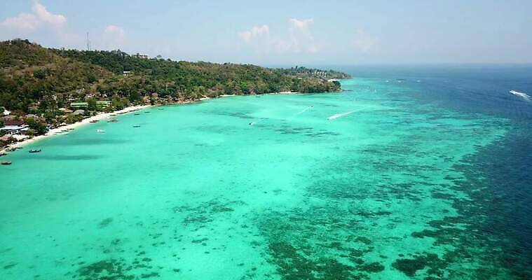 나무 아시아 모래 파도 바다 컬러 섬 여행 요트 태국 자연 하늘 휴가 열대 산 안테나 사람없음 초록색 물 파란색 야자수 만 보트 산호 언덕 마야 항공촬영 드론 터키석 파라다이스 푸켓 그리너리 4K MP4 해외동영상 클립영상 자연요소 식물 나라 뷰포인트 배_교통 통신 자포동물 보석 생태계 마야문명 동영상 파일형식 트랜드컬러