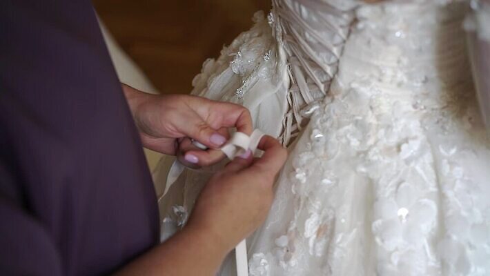 백인 손 드레스 옷 여자 딸 리본 결혼 신혼부부 결혼식 기념 이벤트 성인 유행 귀여움 낭만 흰색 축하 가운 고급 우아함 닫기 묘사 들러리 착용 코르셋 헬프 스타일 놓기 MOV 해외동영상 클립영상 서양인 부부 컬러 컨셉 가족 모션 사람 신체부위 도움 신혼 동영상 하객 파일형식