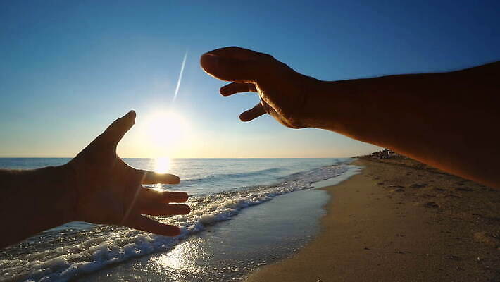 1 손 응시 실루엣 호수 바다 컬러 컨셉 생각 오렌지 손가락 상상 자연 하늘 추상 전등 아이디어 그림자 사람 사람없음 야외 물 빛 햇빛 태양 우주 맑음 힘 침묵 황혼 일몰 새벽 활발 에너지 잡기 뜨거움 왼쪽 보케 문학 장면 팔 빛망울 광 자극 4K MOV 해외동영상 클립영상 자연요소 시선 무늬 과일 모션 날씨 조명 촬영기법 신체부위 노을 소리 방향 생태계 동영상 파일형식